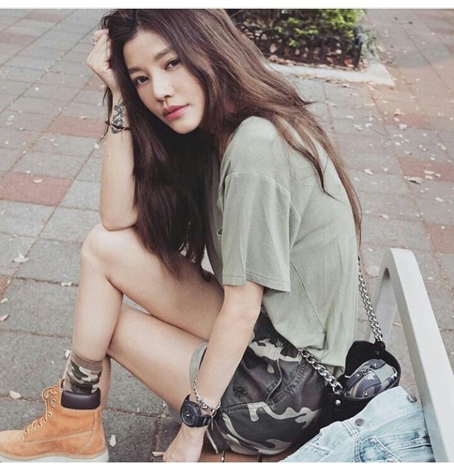 Minum banyak air dan makan sayuran. Minum air agar kulit terhidrasi adalah bagian terpenting, ungkap Lure soal rahasia kecantikannya. Foto: Dok. Instagram Lure Hsu