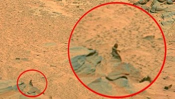 Perempuan. Ketika robot penjelajah Spirit mengambil gambar obyek yang terlihat seperti perempuan ini di tahun 2007, banyak kelompok penggemar alien yang mengira akhirnya ditemukan tanda kehidupan alien di Mars.  Tapi tenyata perempuan itu hanya merupakan sebuah batu. (Foto: NASA/JPL)