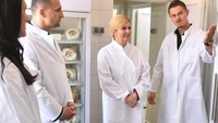 Kalau yang ini momen saat Kolinda berkunjung ke pusat pengolahan keju. Kolinda serius menyimak penjelasan petugas soal keju. Ia juga turut mengenakan jas putih seperti di laboratorium.  Foto: instagram @predsjednicarh