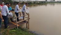 Usai berkuda, Amran kemudian langsung meninggalkan lokasi. Sementara Sandiaga melanjutkan kegiatan dengan menanam pohon di area venue dan melepaskan ikan ke kolam. Foto: Marlinda Oktavia Erwanti/detikcom