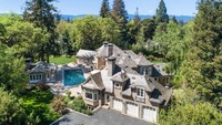 Rumah ini juga punya taman-taman yang besar. Business Insider/Bernard Andre.