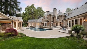 Rumah itu juga memiliki area yang terlihat seperti taman pribadi. Foto: Bernard Andre/Business Insider