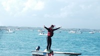 Flying board pun dicoba presenter cantik ini tanpa ragu. (Foto:instagram/sandraolga)