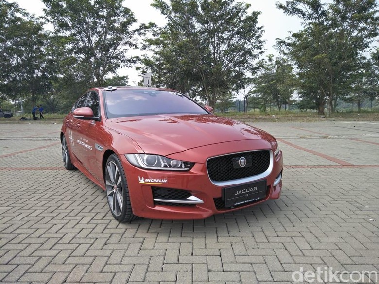 Beli mobil Jaguar bisa dicicil. Foto: Ruly Kurniawan Beli mobil Jaguar bisa dicicil. Foto: Ruly Kurniawan