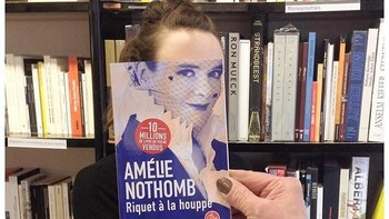 Toko buku yang berlokasi di Bordeaux, Prancis ini mengajak pelangganya untuk mengambil selfie yang mengikuti sampul buku. Foto: Instagram @librairie_mollat