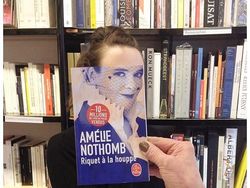 Selfie Kreatif Pakai Sampul Buku? Bisa