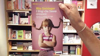 Tren ini mengikuti proyek Sleeveface yang digagas oleh DJ Carl Morris. Bedanya, selfie proyek ini menggunakan sampul vinyl. Foto: Instagram @librairie_mollat