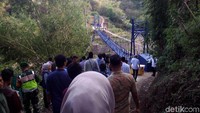 Retno hadir didampingi Wakil Menlu AM Fachir serta sejumlah pejabat Kemenlu lainnya. Kedatangannya disambut Bupati Garut Rudy Gunawan, Kapolres AKBP Budi Satria Wiguna, serta masyarakat sekitar.