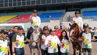 Dari atas kuda, Sandiaga dan Mentan meninjau lokasi venue pacuan sekaligus memastikan kesehatan kuda.
