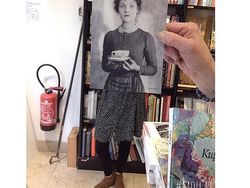 Selfie Kreatif Pakai Sampul Buku? Bisa