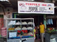 Jalan-jalan Palembang, Kaesang Jajan Pempek yang Katanya 'Enak Banget'