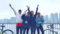 Terkadang, dia juga asyik bersepeda dengan teman-temannya (Instagram/@laurinda_ho)  