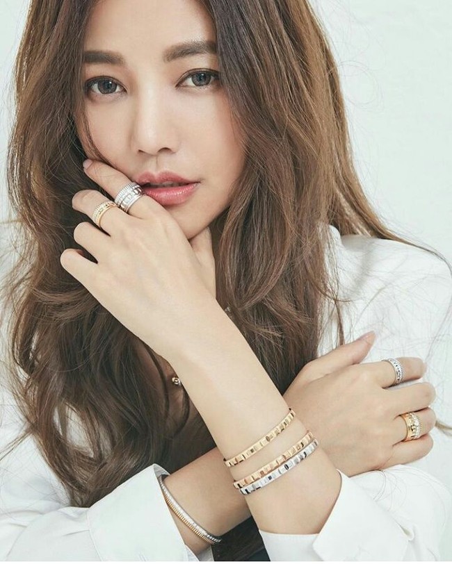 Untuk urusan kecantikan, Lure merekomendasikan pemakaian moisturizer atau pelembab. Menurutnya pelembab bisa mencegah penuaan dan keriput. Selain pelembab, pemakaian tabir surya juga menjadi rutinitas kecantikan Lure yang tak pernah dilewatkannya. Foto: Dok. Instagram Lure Hsu