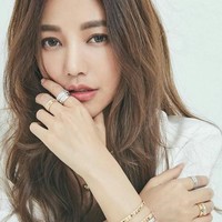 Untuk urusan kecantikan, Lure merekomendasikan pemakaian moisturizer atau pelembab. Menurutnya pelembab bisa mencegah penuaan dan keriput. Selain pelembab, pemakaian tabir surya juga menjadi rutinitas kecantikan Lure yang tak pernah dilewatkannya. Foto: Dok. Instagram Lure Hsu