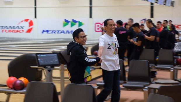 Jokowi dan Cak Imin Main Bowling Bareng di Jakabaring