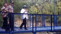 Kalau biasanya kami sebagai diplomat menjembatani dua negara, kali ini betul-betul kami menjembatani secara fisik untuk menghubungkan dua kecamatan, ujar Retno dalam sambutannya.
