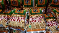 Aneka ting-ting juga jadi favorit para wisatawan. Ting-ting mete ini dijual Rp 45.000. Pencinta kacang wajib bawa pulang nih! Foto: Andi Annisa / detikFood