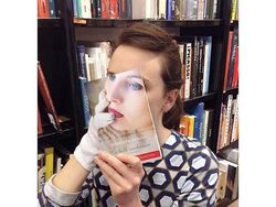 Selfie Kreatif Pakai Sampul Buku? Bisa