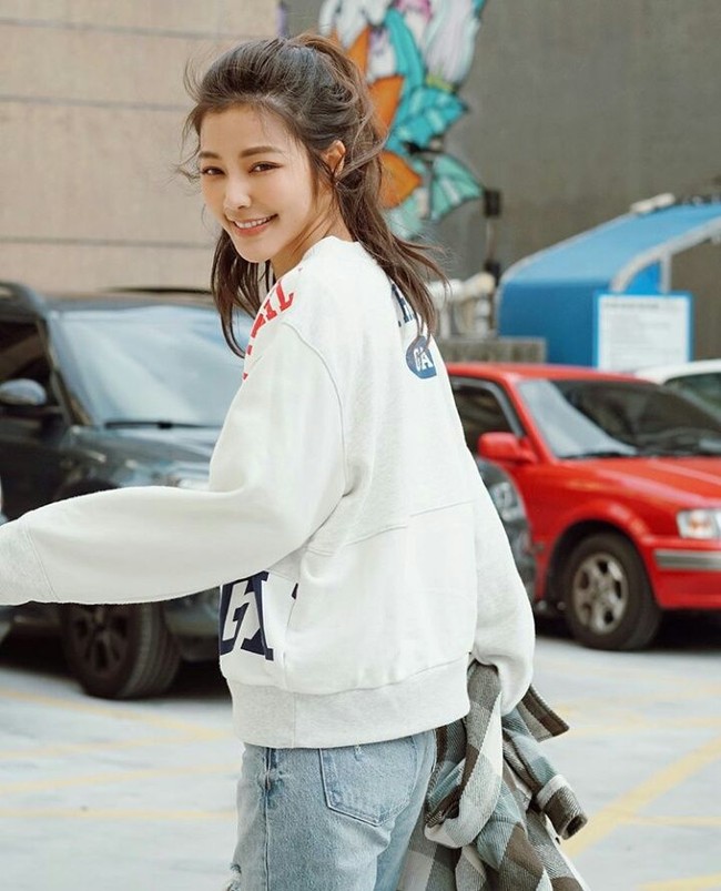 Wanita asal Taiwan yang bernama Lure Hsu ini dianggap netizen tak seperti berusia 43 tahun karena begitu cantik dan muda. Foto: Dok. Instagram Lure Hsu