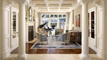 Fuller merenovasi ruangan ini agar tampak lebih simetris dan elegan. Foto: Bernard Andre/Business Insider