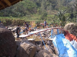 Batu di Sungai Rahtawu Kudus Dicat, Kades Perintahkan Hapus