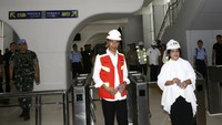 Jokowi mengatakan, konstruksi LRT di Palembang menggunakan 95% bahan lokal. Dia bilang, hanya bagian mesin kereta saja yang 100% didatangkan dari Jerman. Andhika Prasetia/detikcom.