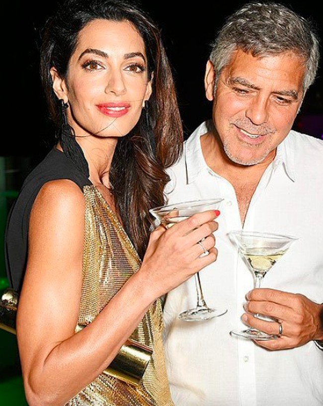 Tinggal di Prancis juga membuat anak-anak mereka hidup lebih sehat. “Tapi sekarang, bagi mereka, mereka tidak lagi bermain iPad, kamu tahu? Mereka makan malam bersama orang dewasa dan harus membawa piring mereka sendiri. Mereka memiliki kehidupan yang jauh lebih baik,” kata George kepada People. Foto: amalclooneyofficial