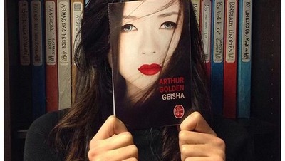 Selfie Kreatif Pakai Sampul Buku? Bisa