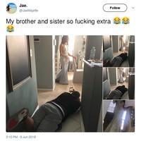 Demi mendapatkan foto yang menunjukkan kecantikan gaun saudarinya, pria ini rela terkurap di lantai. (Foto: Twitter)