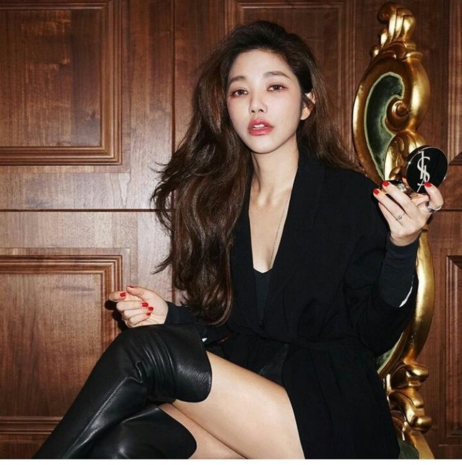 Memiliki kulit yang masih tampak kencang dan halus, serta selalu tampil modis, banyak yang tak menyangka jika usia sebenarnya adalah 43 tahun. Foto: Dok. Instagram Lure Hsu