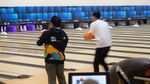 Momen Jokowi Kalahkan Cak Imin Saat Main Bowling di Jakabaring