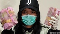 Penyidik KPK menunjukan barang bukti uang kasus suap Eni Maulani Saragih, Sabtu (14/7).