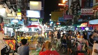 Kali ini Lovren terlihat sedang bersama Steven Gerrard. Mereka terlihat sedang berwisata kuliner di Bangkok, Thailand.  Foto: Instagram dejanlovren06
