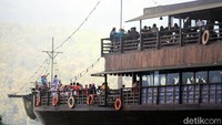 Di lantai empat balkon kapal pinisi itu, kita bisa melihat Situ Patenggang yang memiliki luas sekitar 450 ribu hektar yang dikelilingi oleh hamparan kebun teh. (Wisma/detikTravel)