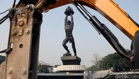 Saat pembangunan MRT, lokasi Patung Pemuda Membangun ini tertutup oleh pembatas seng.