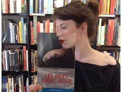 Selfie Kreatif Pakai Sampul Buku? Bisa