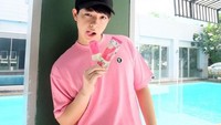 Tak hanya aktor Indonesia, aktor muda asal Thailand Suradet Piniwat ternyata juga hobi makan. Salah satunya es krim, gayanya imut banget ya? Foto: Instagram @bbasjtr