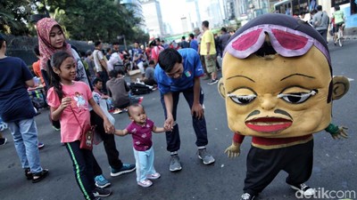 Aksi Badut Cilik Hibur Pengunjung CFD