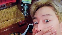 Tipikal cowok Korea banget nih. Lihat nih terlihat seru menyantap semangkuk ramen berkuah kental. Yummy! Foto: Instagram @leejungshin91