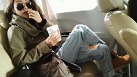 Duh, siapa yang bisa nyangka kalau wanita modis ini sudah berusia 42 tahun. Lihat aja gayanya saat menyesapp secangkir minuman favoritnya ini. Cantik banget, ya! Foto: Instagram lurehsu