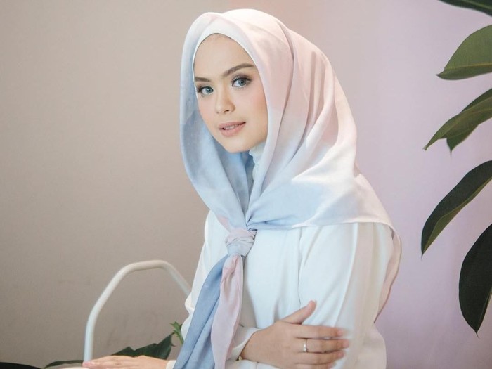 Ilustrasi hijab. Foto: Instagram/@vebbypalwinta Ilustrasi hijab. Foto: Instagram/@vebbypalwinta