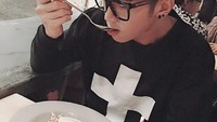 Sepiring pasta, dengan minuman dingin bertopping marshmallow jadi pilihan menu makan malam Rafael di sebuah restoran. Foto: Instagram @rafaell_16