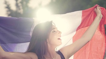 Ayoo...Prancis, begitu yang akan diucapkan Oriska saat laga final Piala Dunia 2018 nanti. Foto: Instagram.com/oriskaofficial. 