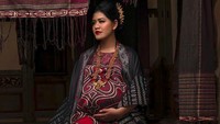 Tema foto hamil yang dipilihnya kental dengan nuansa khas Batak. Foto: (IG Diera Bachir)