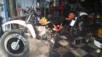 Pecinta motor trail ini menambahkan, konsep sepeda motor kembar siam ini adalah hybrid, yakni menggunakan penggerak mesin berbahan bakar bensin serta mesin motor elektrik.  Foto: Adhar Muttaqin