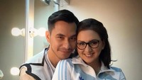 Tidak hanya dirinya yang suka sepakbola, suaminya, Darius Sinathyra juga gemar menyaksikan sepakbola. (Instagram/dagnesia)
