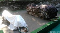 Sebagai ucapan terima kasih karena doa dan keinginannya tercapai, biasanya peziarah akan kembali lagi ke makam tersebut dan memberi kain batik yang diletakkan di atas pusara Mbah Lancing. (Rinto Heksantoro/detikTravel)