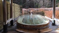 Di Jepang, pengelola sebagian besar spa mata air panas masih melarang yang bertato karena seni tubuh diasosiasikan dengan geng yakuza, meskipun hal ini perlahan berubah.
