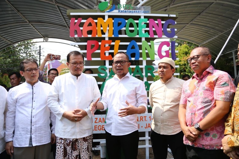 Menaker Hanif Resmikan Kampoeng Pelangi Sadar Jaminan Sosial Menaker Hanif Resmikan Kampoeng Pelangi Sadar Jaminan Sosial