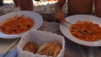 Dua anak Perisic, Manu dan Leo sedang berlibur di pantai. Sajian roti dan pasta jadi menu makan siang dua anak lucu ini. Foto: Instagram ivanperisic444